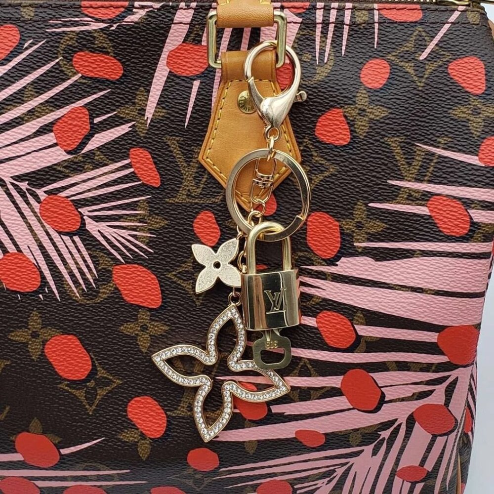 Louis Vuitton Authentic Gold Padlock 🔑 Key + Stylish Bag Unbranded Clover Charm - Picture 4 of 9
